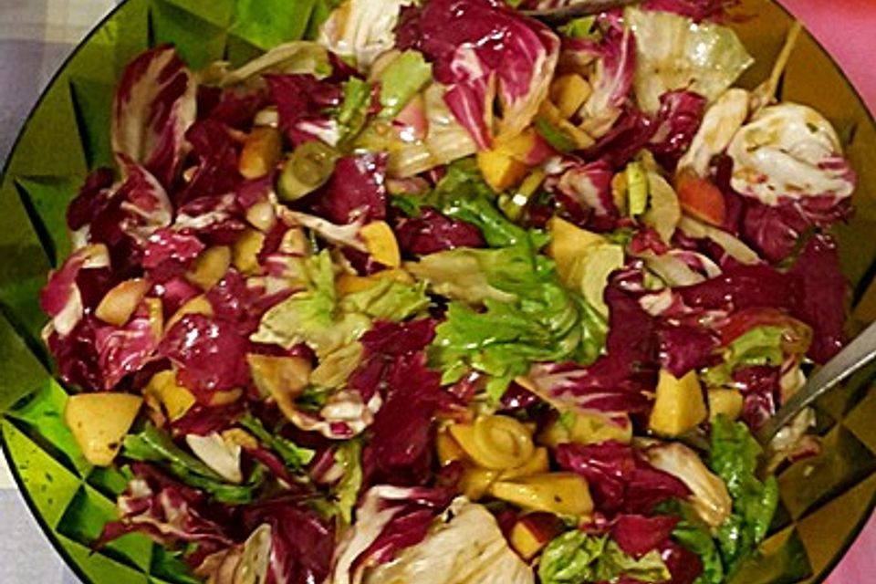 Apfel-Endivien-Salat mit Senfdressing