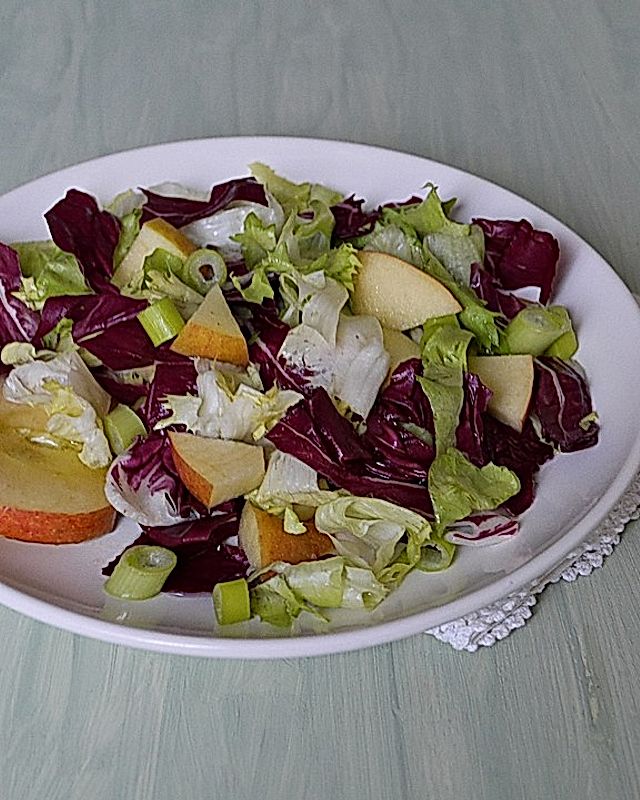Apfel-Endivien-Salat mit Senfdressing