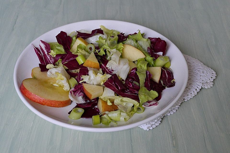 Apfel-Endivien-Salat mit Senfdressing