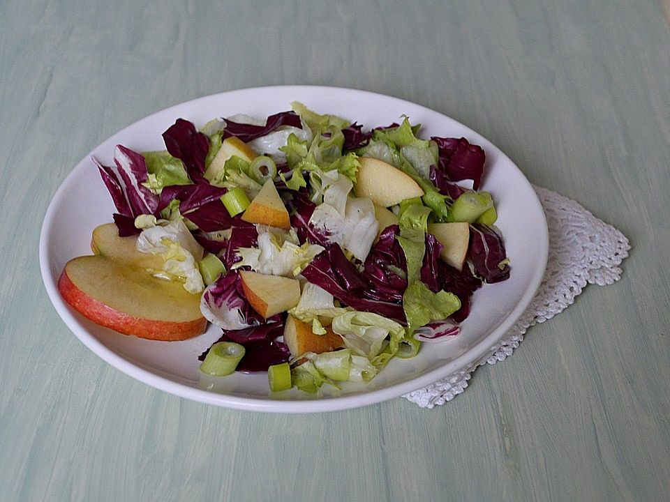 Apfel-Endivien-Salat mit Senfdressing von Wiktorija| Chefkoch