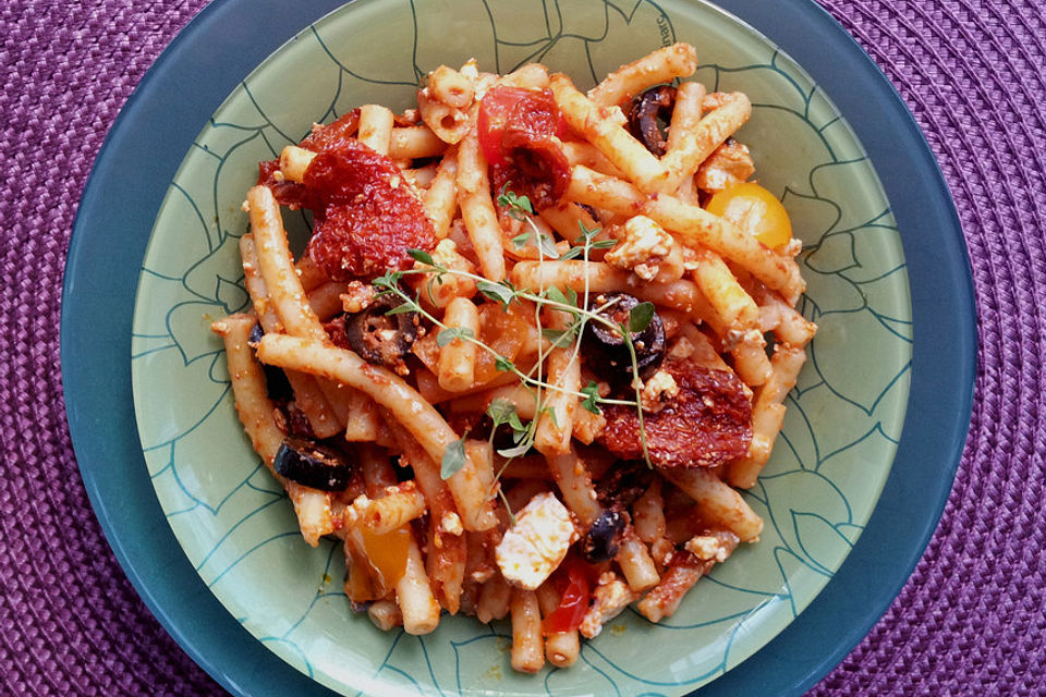 Nudelsalat mit getrockneten Tomaten und Oliven