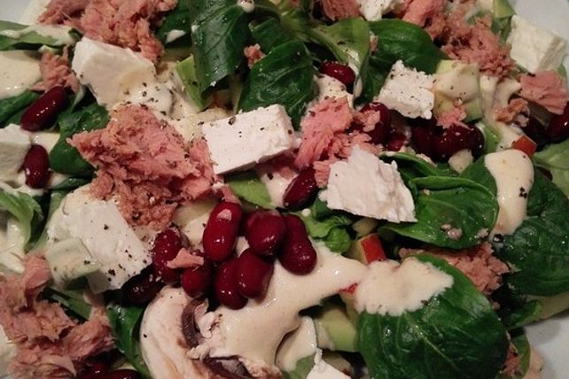 Feldsalat mit Thunfisch, Avocado und roten Bohnen von ZornRoeschen_011 ...