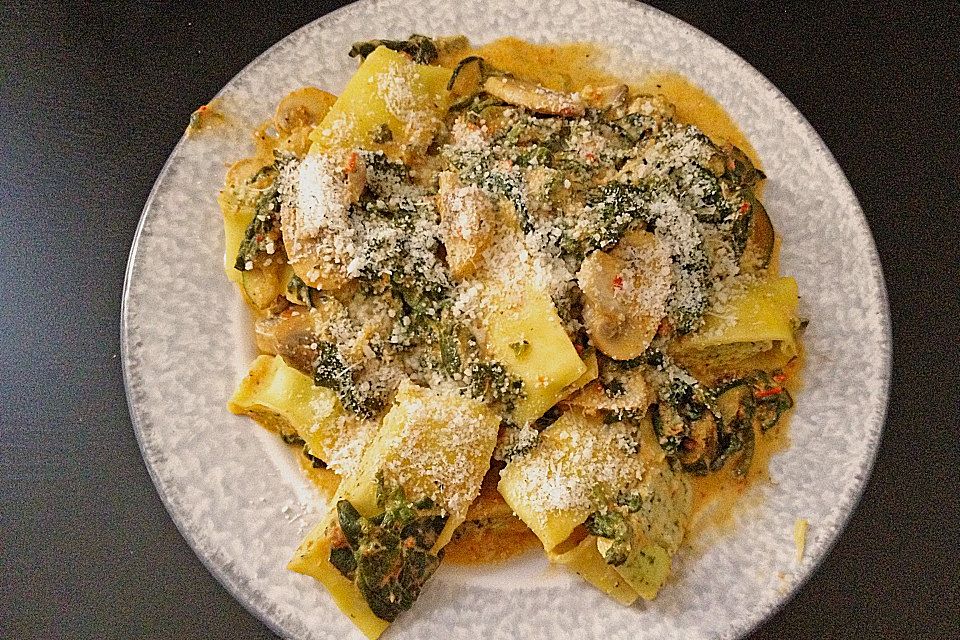 Maultaschen mit frischem Spinat und Zucchini