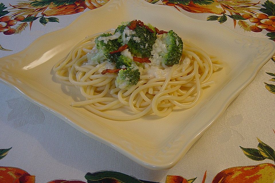 Spaghetti in Brokkoli-Soße