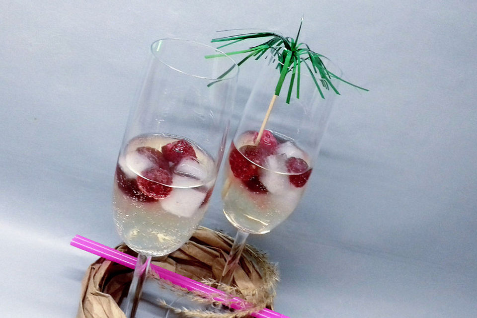 Sekt mit Himbeeren