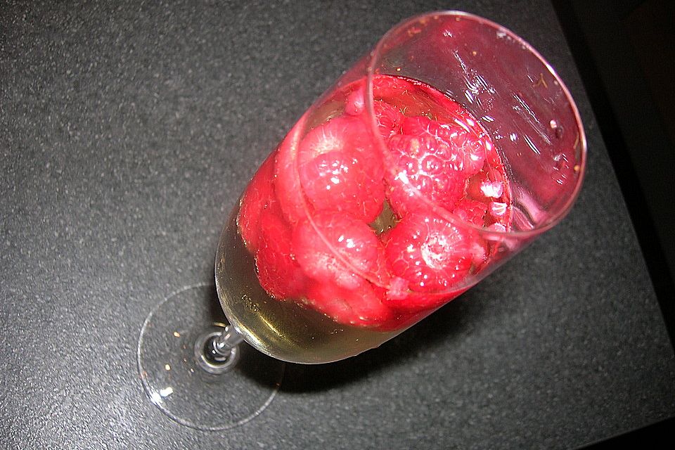 Sekt mit Himbeeren