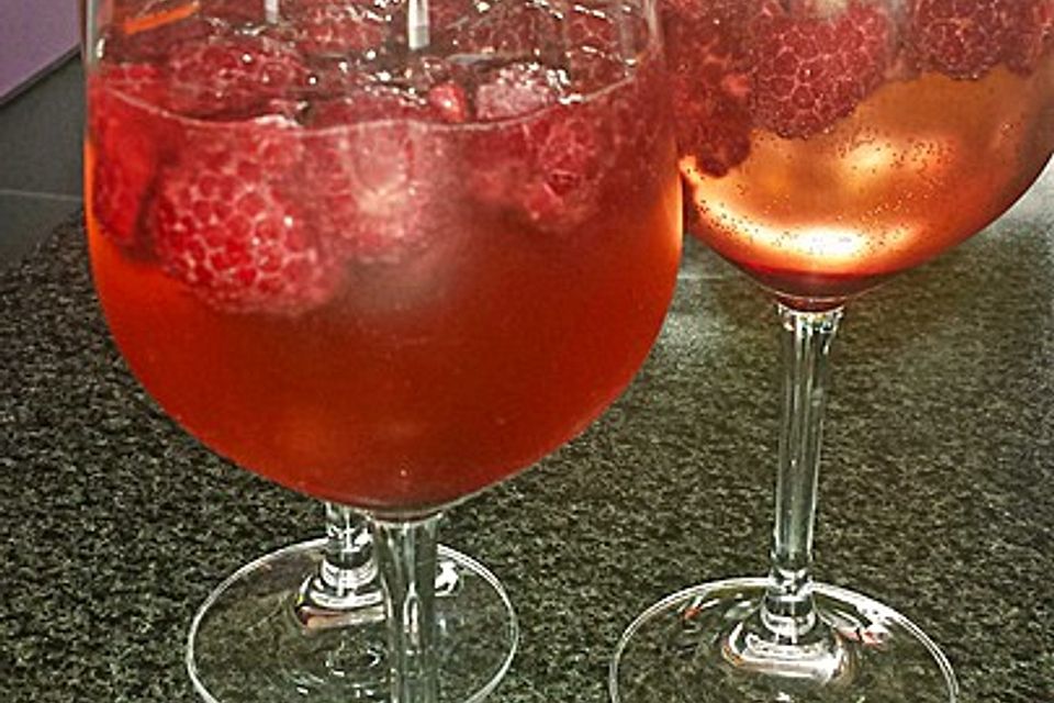 Sekt mit Himbeeren