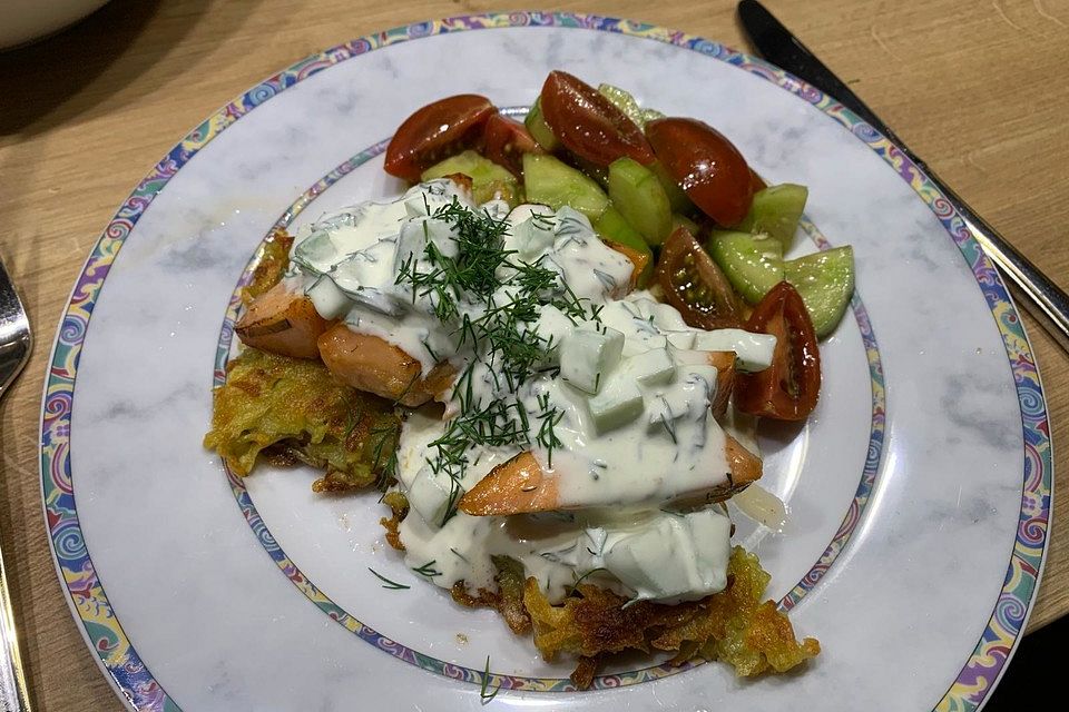 Gebeizter Mojito-Lachs auf Kartoffelpuffern mit Minz-Dill Crème fraîche und Gurke