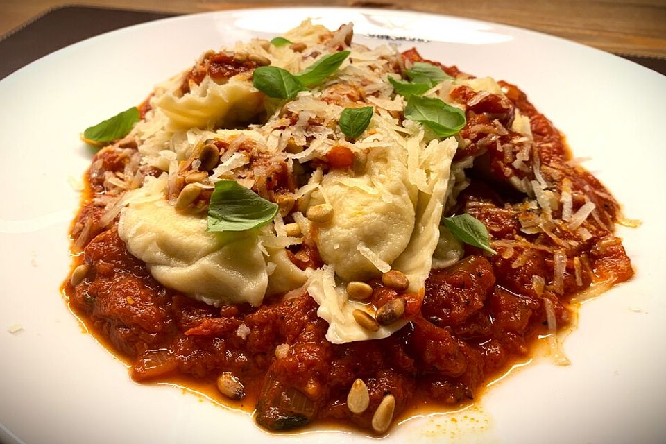 Ravioli, gefüllt mit Ricotta und Ziegenfrischkäse