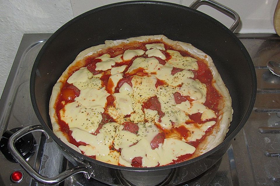 Pizza in der Pfanne