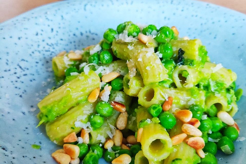 Pasta mit Erbsen, Minze und Nüssen