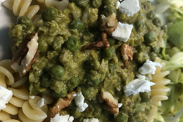 Pasta mit Erbsen, Minze und Nüssen