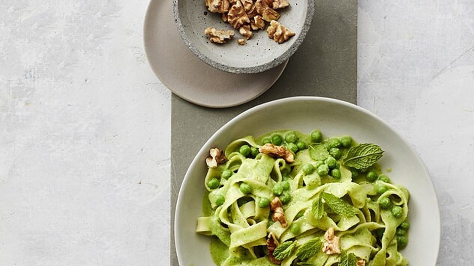Pasta mit Erbsen, Minze und Nüssen von neriZ.