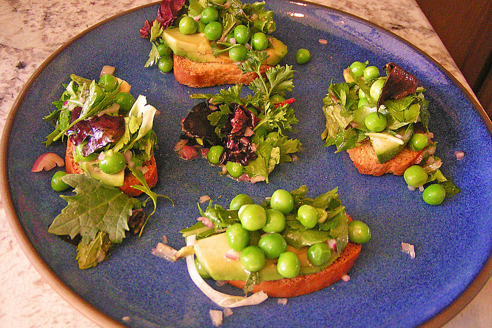 Fava Bohnen Bruschetta - mit Kräutern und Avocado