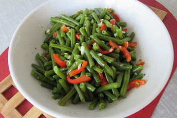 Salat von grünen Bohnen mit Paprika und Zwiebeln