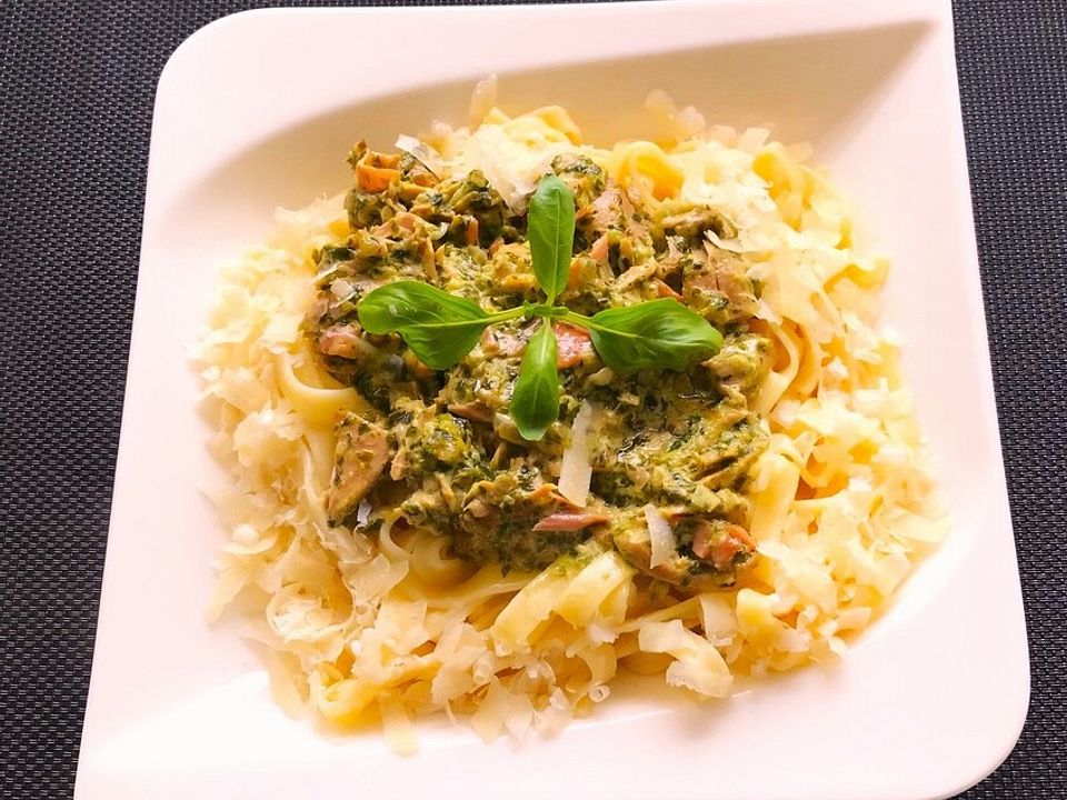 Nudeln mit grüner Thunfisch-Pestosauce und Schwarzwälder Schinken von ...