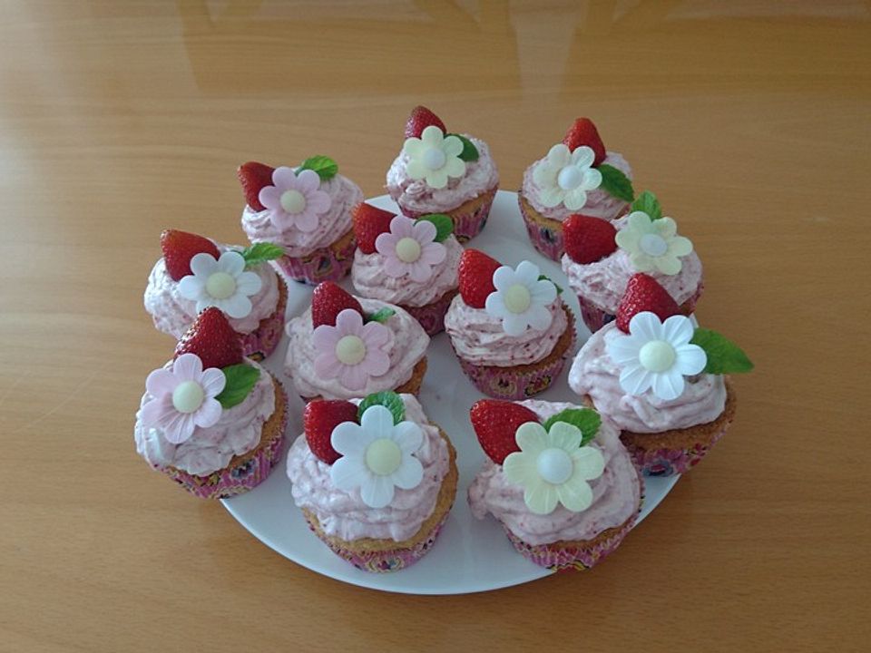 Erdbeer-Cupcakes mit Erdbeer-Mascarpone Frosting von fichtlbibo | Chefkoch