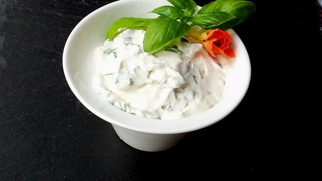 Basilikum-Schmand-Dip von Der-Baeckerbursche