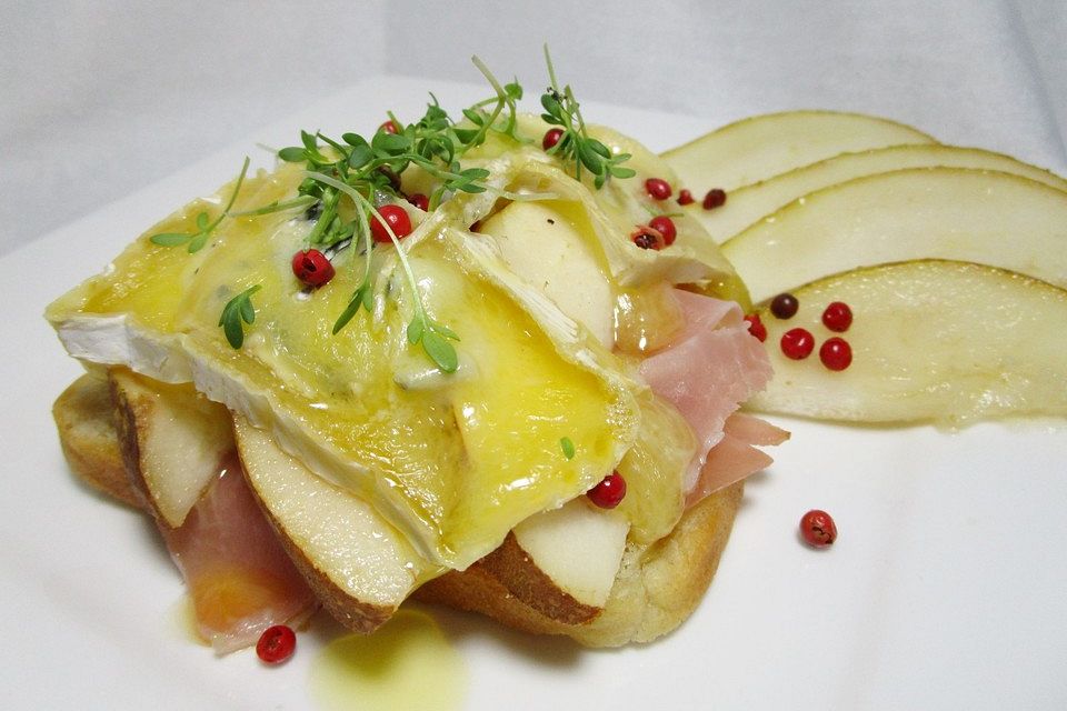 Toast mit Birne und Blauschimmelkäse