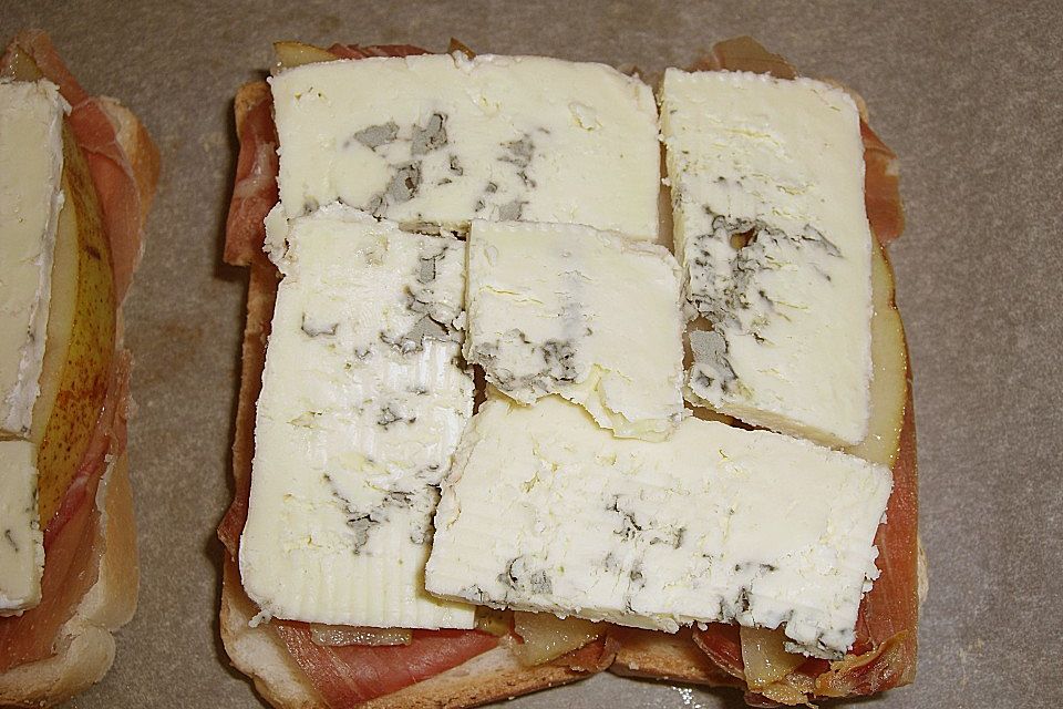 Toast mit Birne und Blauschimmelkäse