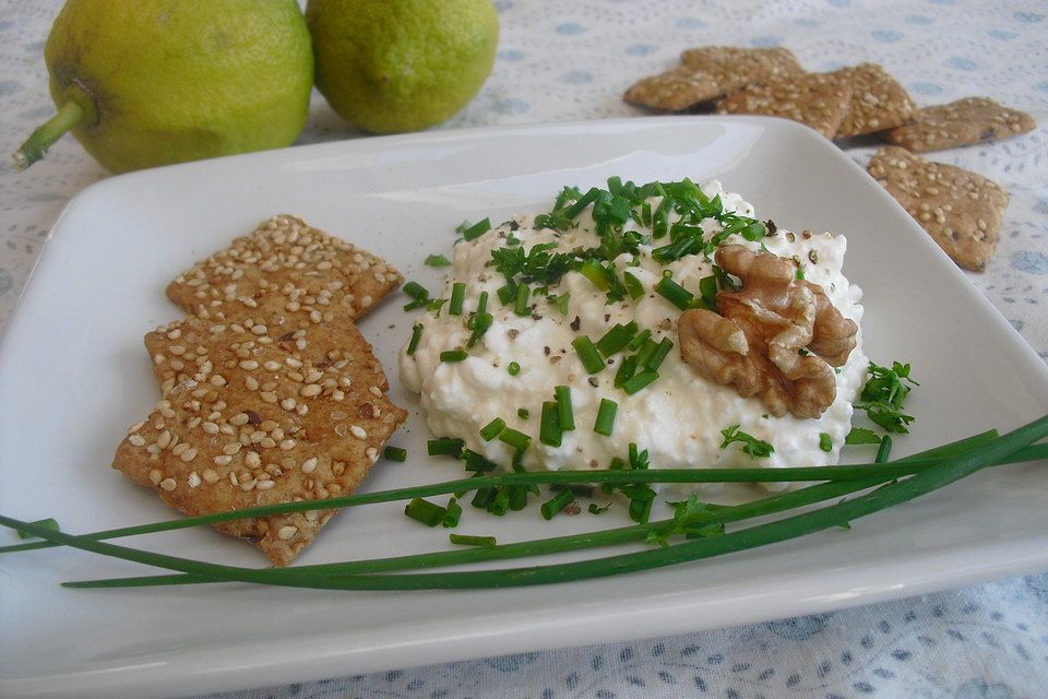 Leichter Hüttenkäse-Snack mit Zitrone