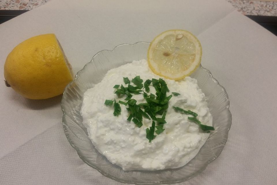 Leichter Hüttenkäse-Snack mit Zitrone