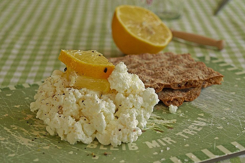 Leichter Hüttenkäse-Snack mit Zitrone