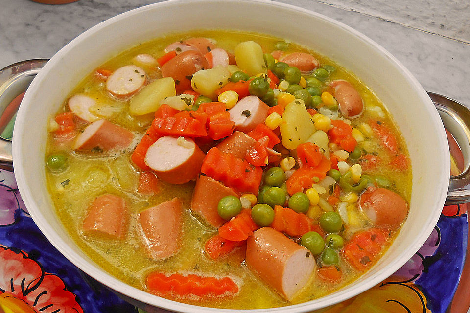 Pürierte Gemüsesuppe mit Wiener Würstchen