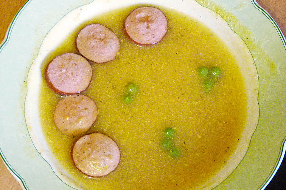 Pürierte Gemüsesuppe mit Wiener Würstchen