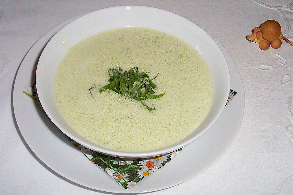 Bärlauchschaumsüppchen mit Sahnedickmilch