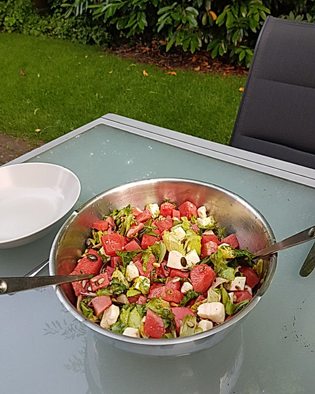 Erfrischender Sommersalat mit Wassermelone und Rucola