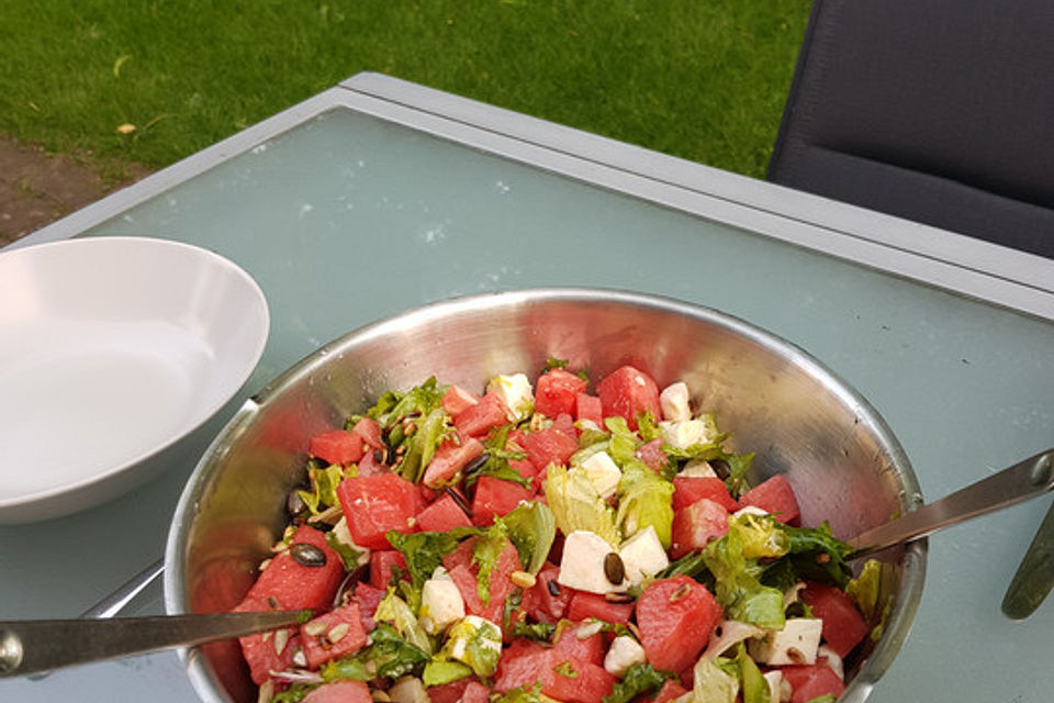 Erfrischender Sommersalat mit Wassermelone und Rucola