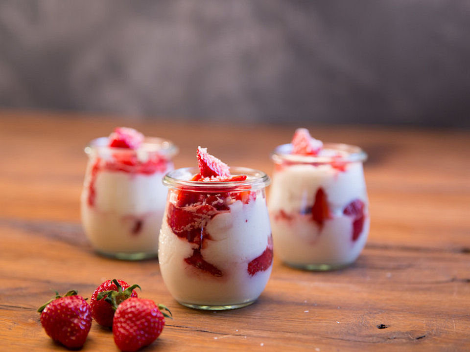 Erdbeer-Kokos-Dessert von badegast1| Chefkoch