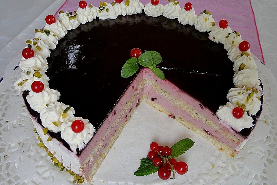 Johannisbeer-Sahnetorte mit Cassis auf Pistazienbiskuit