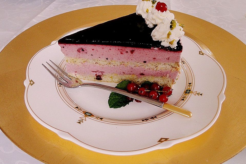 Johannisbeer-Sahnetorte mit Cassis auf Pistazienbiskuit