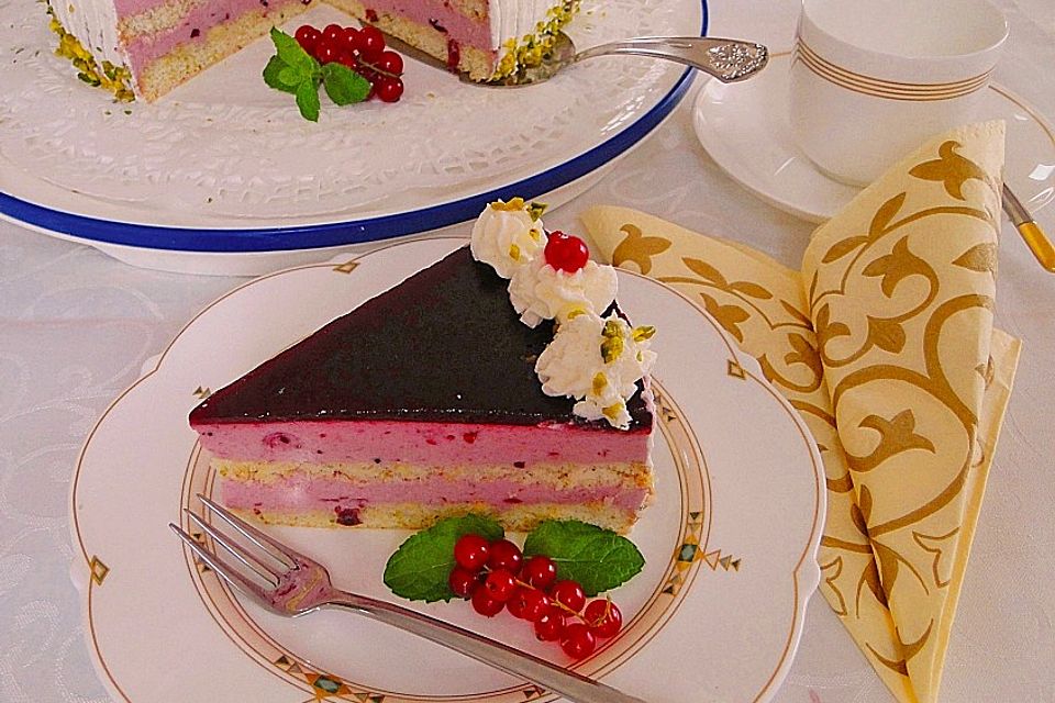 Johannisbeer-Sahnetorte mit Cassis auf Pistazienbiskuit