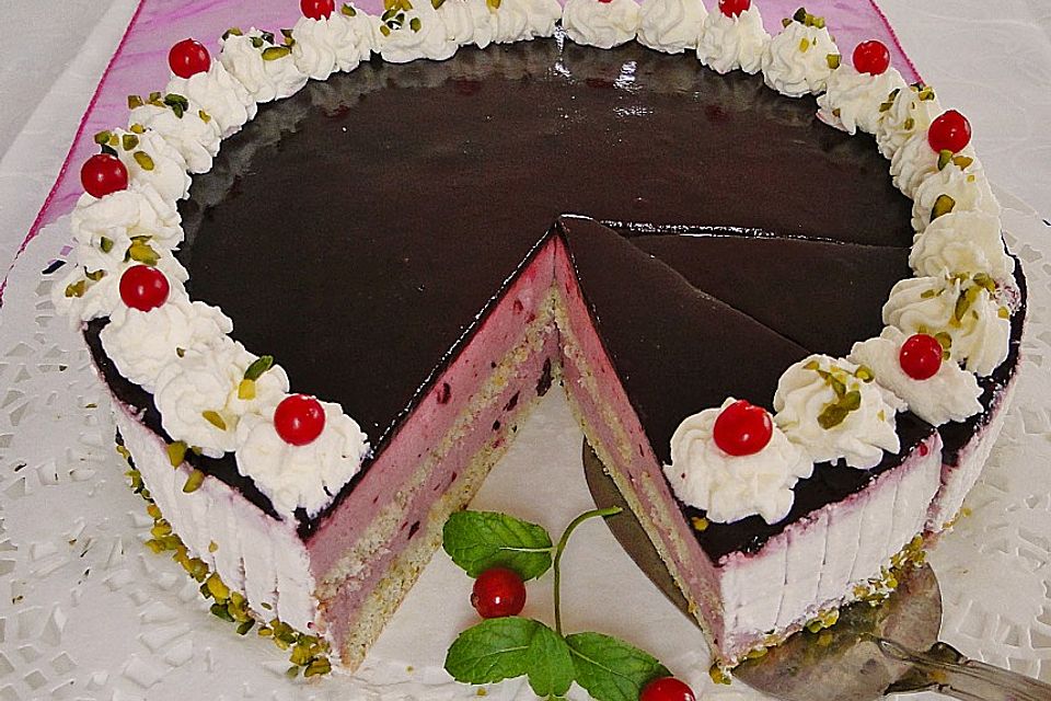 Johannisbeer-Sahnetorte mit Cassis auf Pistazienbiskuit