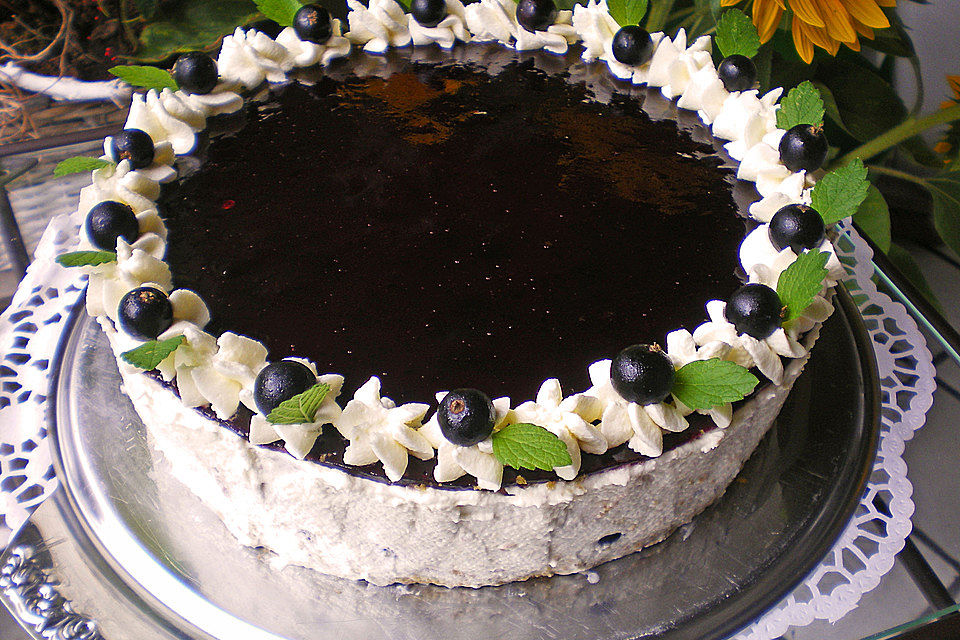 Johannisbeer-Sahnetorte mit Cassis auf Pistazienbiskuit