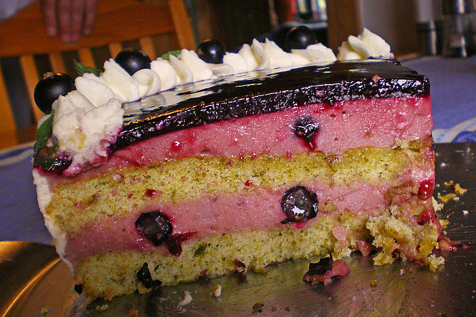 Johannisbeer-Sahnetorte mit Cassis auf Pistazienbiskuit