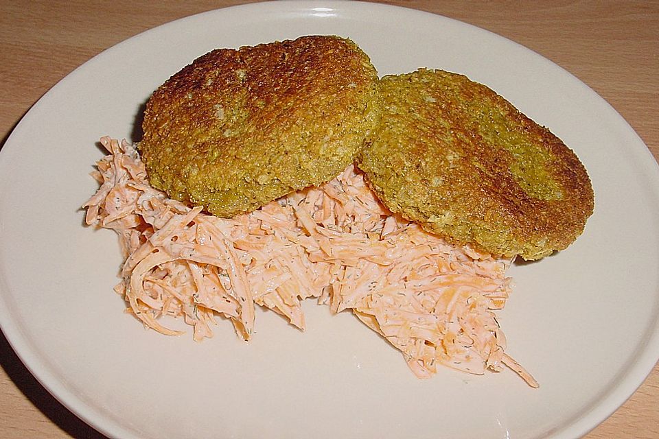 Vegetarische Curryfrikadellen mit Joghurt-Möhrensalat