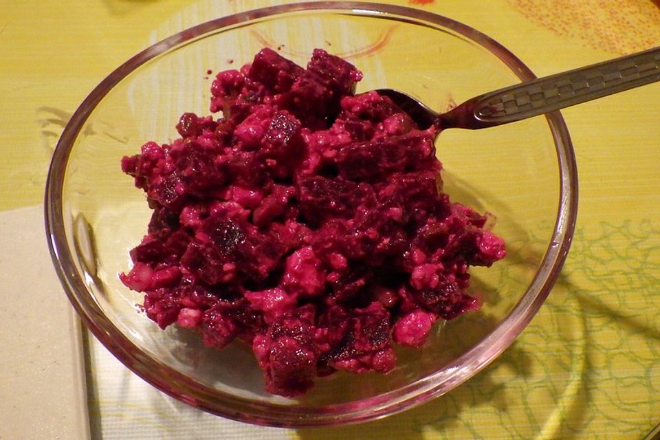 Rote Bete-Salat mit Fetakäse und Pinienkernen