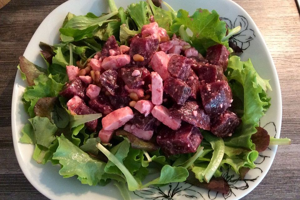 Rote Bete-Salat mit Fetakäse und Pinienkernen