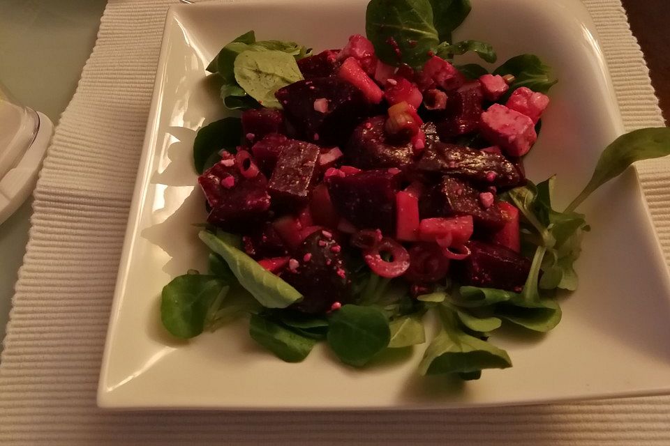 Rote Bete-Salat mit Fetakäse und Pinienkernen