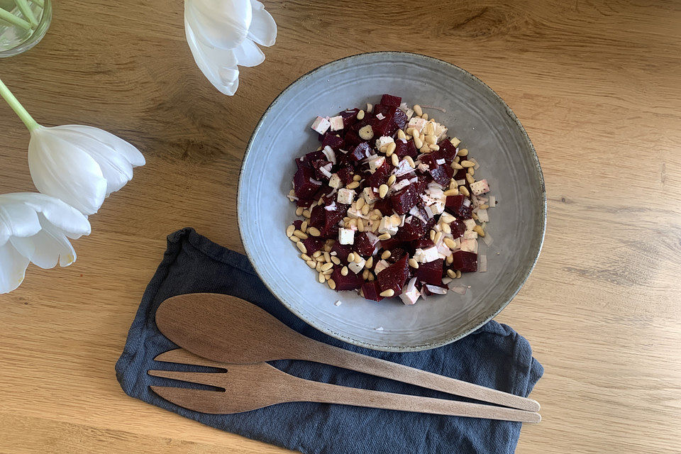 Rote Bete-Salat mit Fetakäse und Pinienkernen