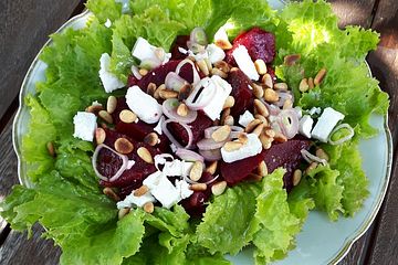 Rote Bete-Salat mit Fetakäse und Pinienkernen