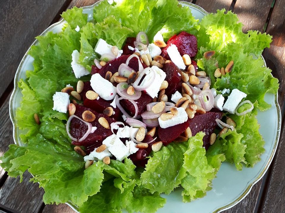 Rote Bete-Salat mit Fetakäse und Pinienkernen von gloryous | Chefkoch