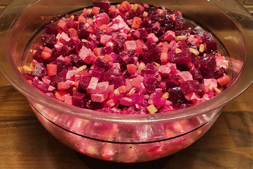 Rote Bete-Salat mit Fetakäse und Pinienkernen