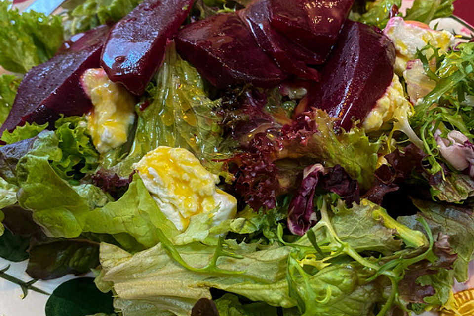 Rote Bete-Salat mit Fetakäse und Pinienkernen