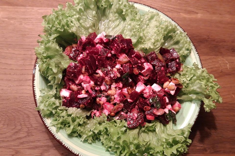 Rote Bete-Salat mit Fetakäse und Pinienkernen