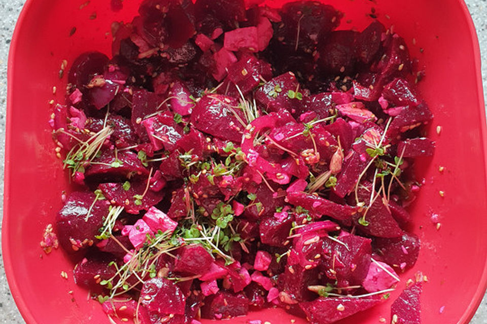 Rote Bete-Salat mit Fetakäse und Pinienkernen